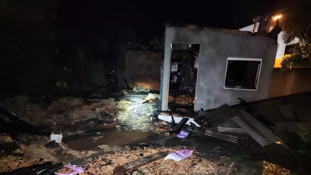 Casa pega fogo com mulher e crianças, de 3 e 6 anos, dentro