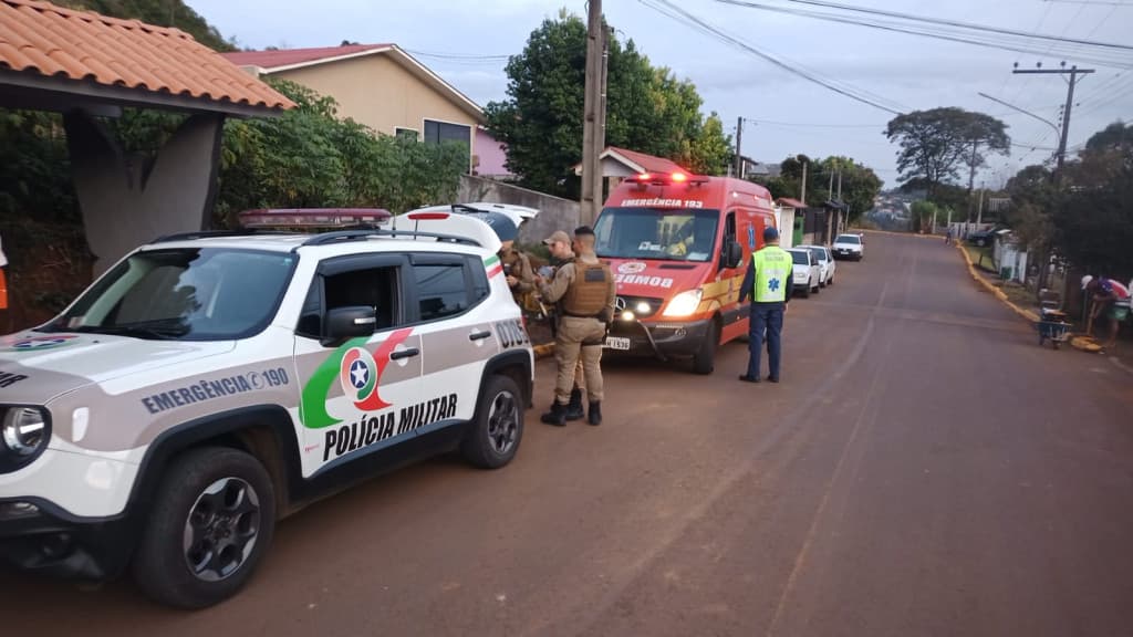 Homem é esfaqueado pelo próprio irmão enquanto tomava banho