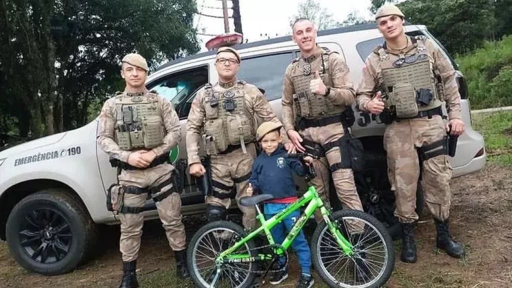 Menino diagnosticado com coágulo cerebral ganha presente de policiais