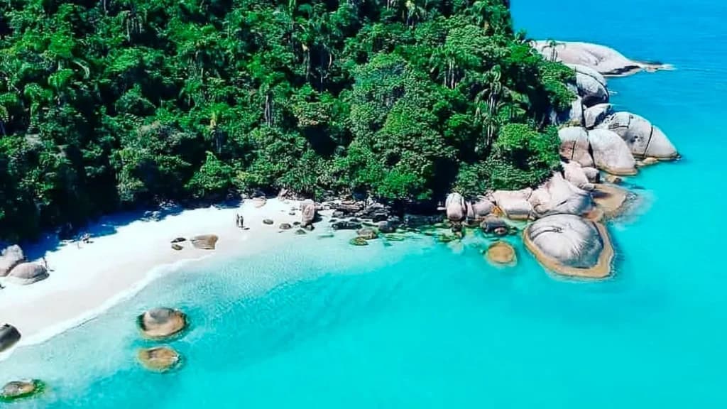 Praia em SC vira “ilha particular” com taxa de R$ 200 por pessoa