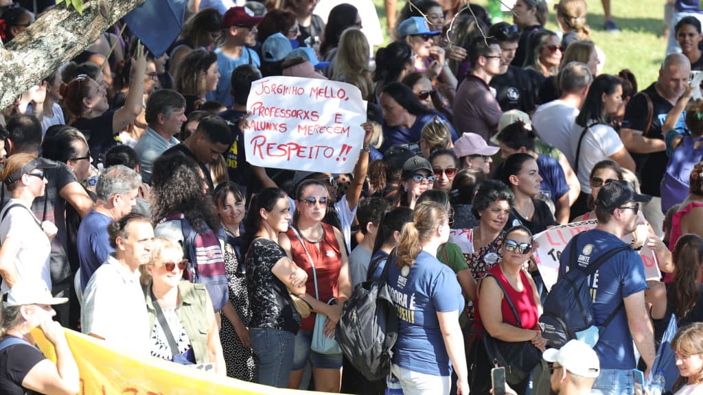 Pão com mortadela, indígenas e MST na “greve dos professores” em SC