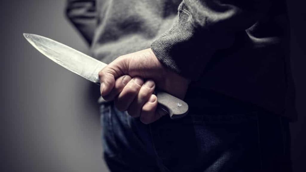 Após discussão, pai agride e ameaça filho de 15 anos com facão