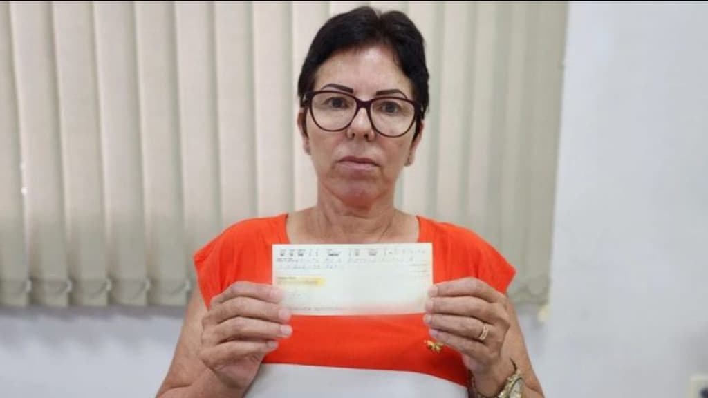 Mulher encontra e devolve cheque de R$ 5 mil enquanto trabalhava em limpeza de praça