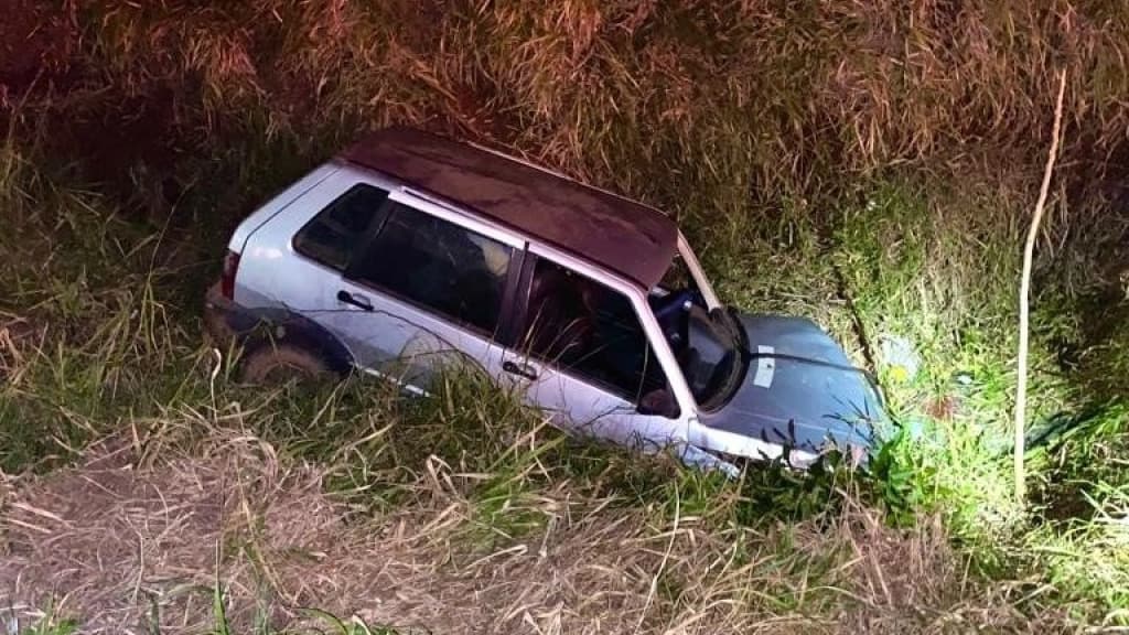 Carro capota na SC-480 e deixa quatro homens feridos