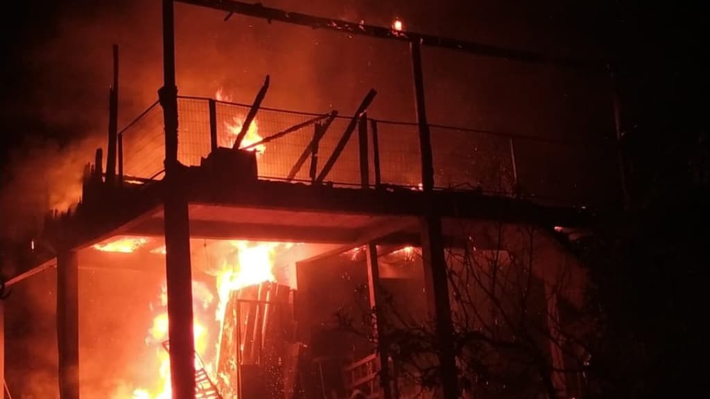 Bombeiros resgatam cachorro de casa em chamas