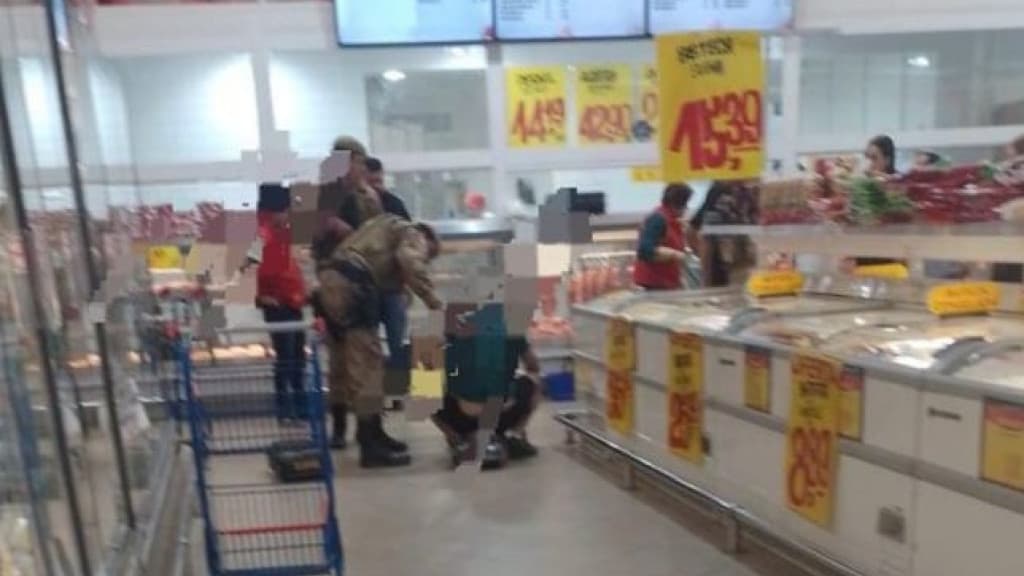 Discussão em supermercado termina com homem baleado