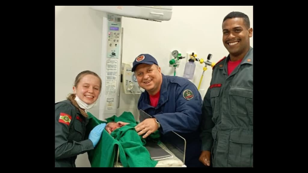 Mulher dá à luz em ambulância dos bombeiros 10 minutos após chamado