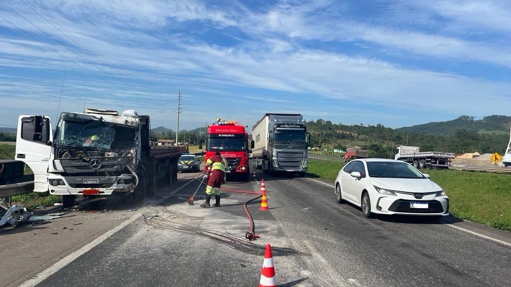 Colisão entre caminhões deixa ferido grave na BR-101