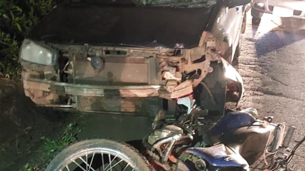 Motociclista fica gravemente ferido ao ser arrastado por veículo durante acidente