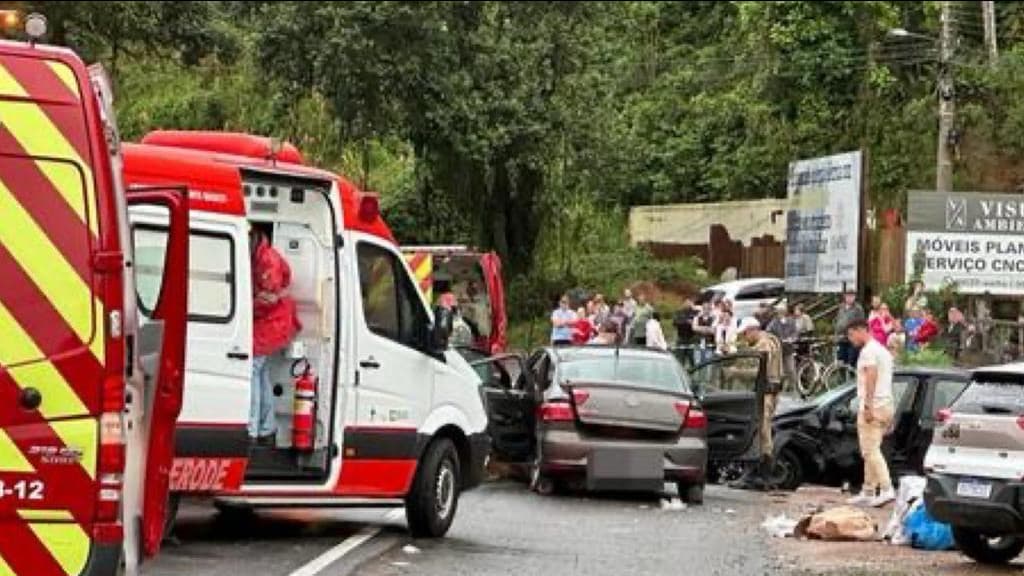 Adolescente de 17 anos morre em grave acidente entre dois veículos na SC-421