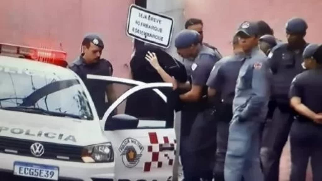 Adolescente de 13 anos esfaqueia professores e aluno em escola de SP