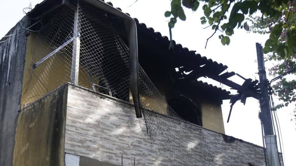 Adolescente mata pais, sai para lanchar e, quando volta, ateia fogo nos corpos