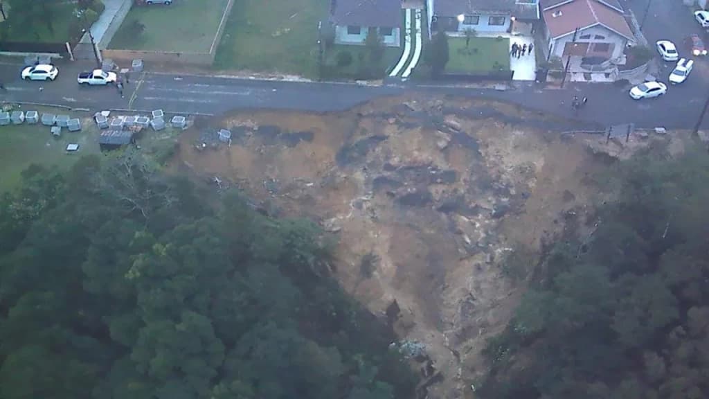 Urgente: chuvas intensas abrem “cratera gigante” em cidade catarinense