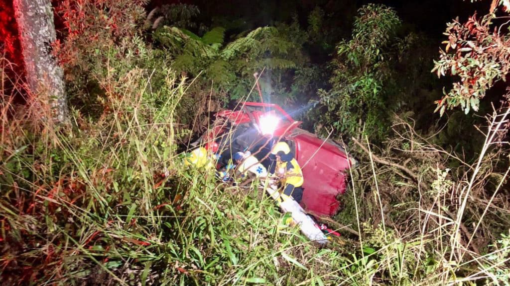 Carros despencam em ribanceira na SC-355 e deixam vítimas graves