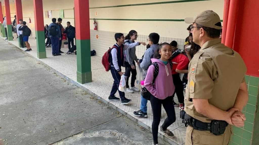Escolas de SC começam a receber segurança de policiais da reserva