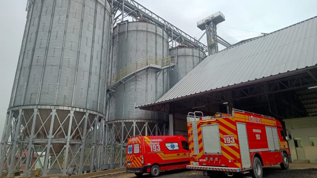 VÍDEO – Trabalhadores morrem após caírem em silo de grãos