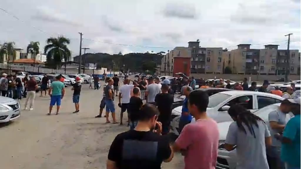 Motoristas de aplicativo fazem manifestação contra regulamentação da profissão
