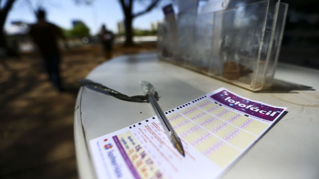 Morador de SC ganha quase R$ 900 mil na loteria