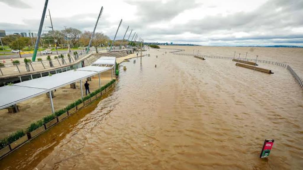 Após queda, nível do Guaíba volta a subir e preocupa Porto Alegre