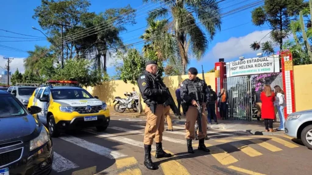 URGENTE: Ex-aluno invade escola, atira contra estudantes e deixa uma menina morta