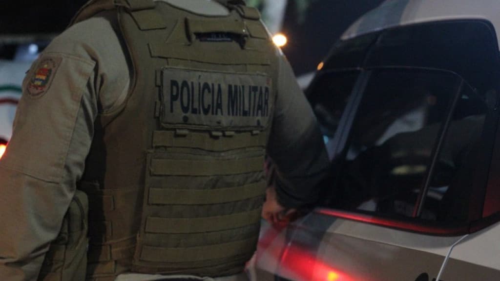 Homem atira para o alto em briga de bar e esconde arma na geladeira