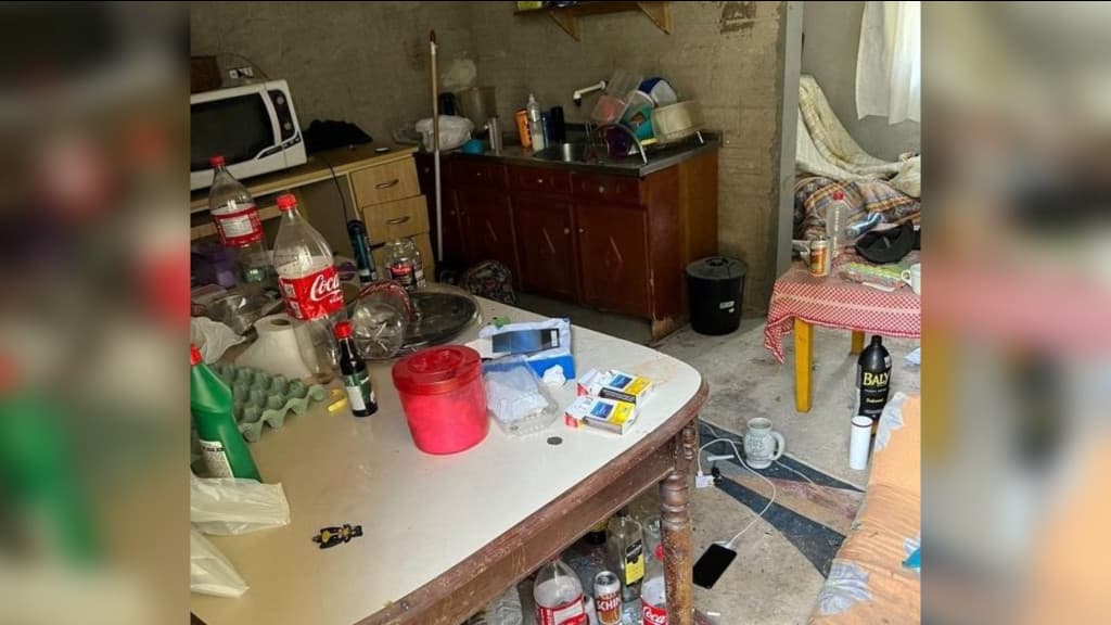 Homem fica uma semana com cadaver de amigo em kitnet, confessa o crime e é solto