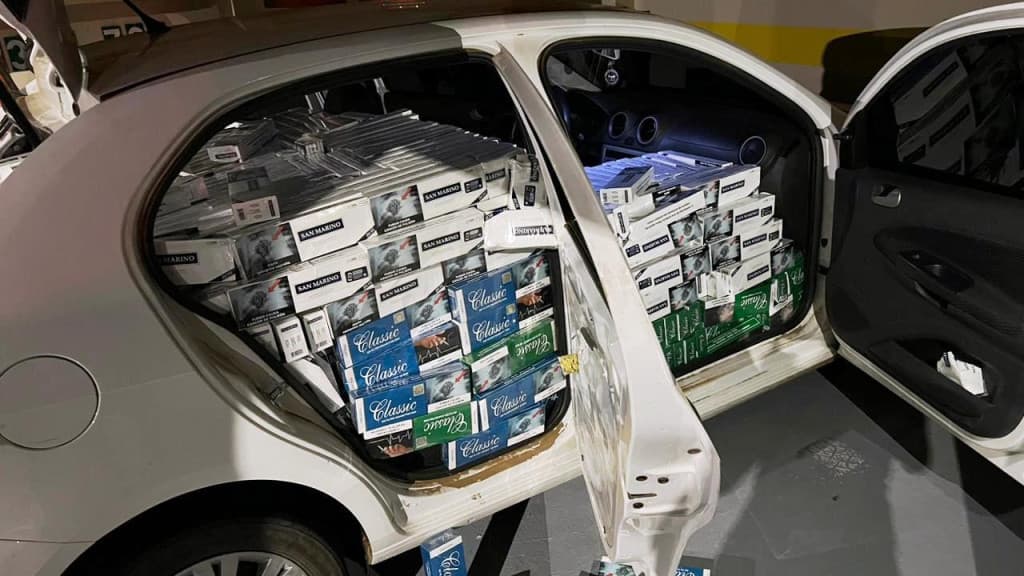 Polícia se surpreende ao flagrar carro transportando carga de 12 mil cigarros na SC-135