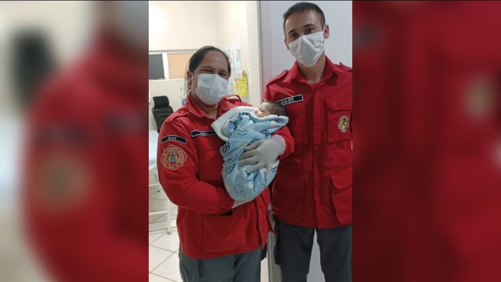 Bebê de 11 dias é salvo por bombeiros após engasgar