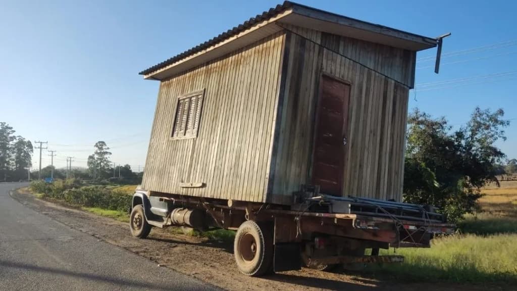 Caminhão é apreendido ao ser flagrado transportando casa na BR-285, em SC