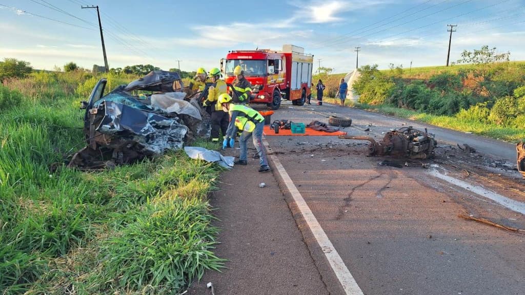 Colisão entre caminhonete e ônibus mata jovem de 25 anos na SC-480