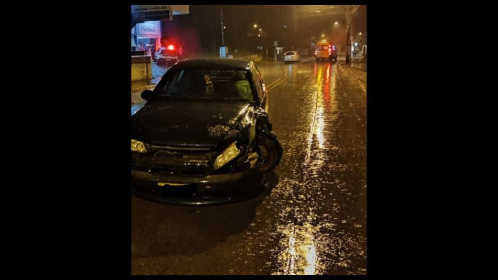 Motorista foge após acidente que resultou na amputação de perna de motociclista