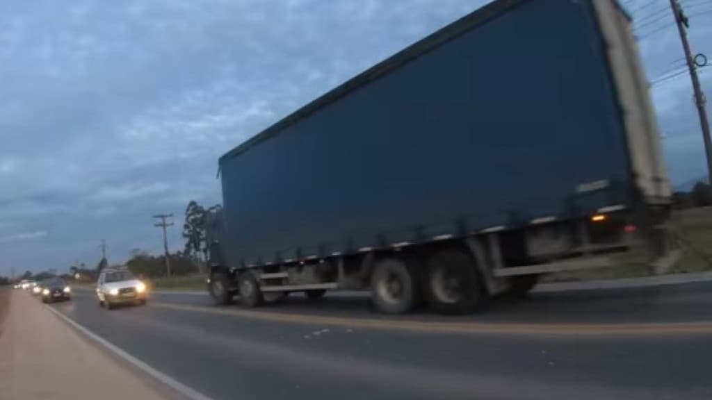 VÍDEO: Ultrapassagem perigosa é flagrada na SC-410, em Tijucas