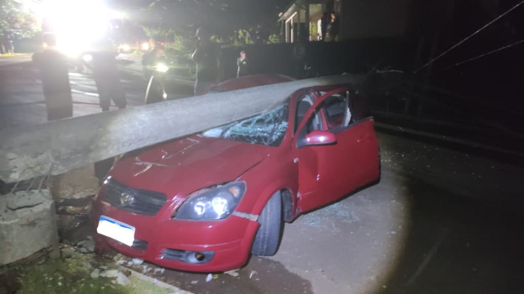 Homem e idosa ficam feridos após colisão de carro com poste