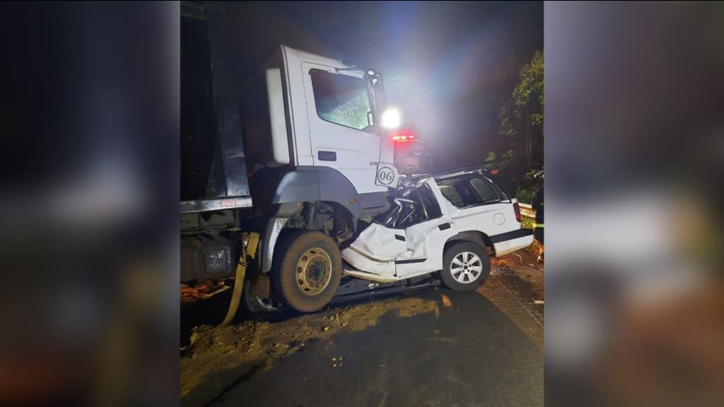 Colisão entre caminhonete e caminhão mata homem na SC-135