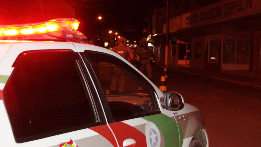 Adolescente sob efeito de drogas agride mãe e quebra tudo em casa