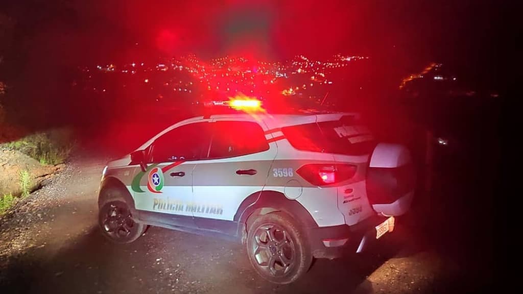 Motociclista bêbado é preso após desobedecer ordem de parada e quase atropelar policiais em SC