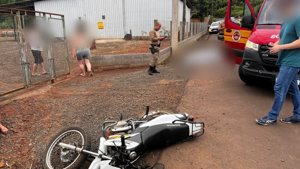 Motociclista morre após colidir contra poste