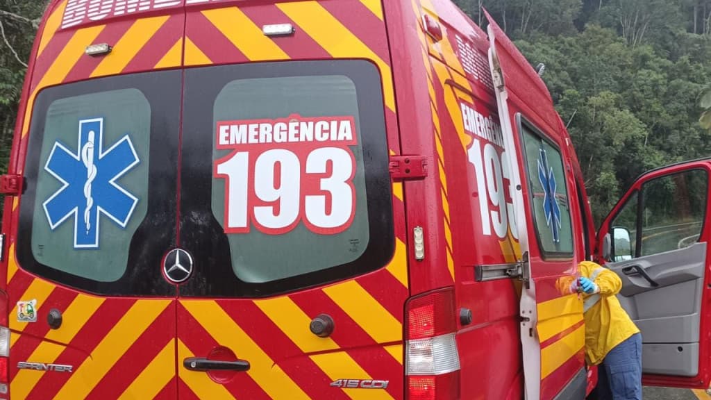 Placa de concreto tomba sobre homem na SC-110