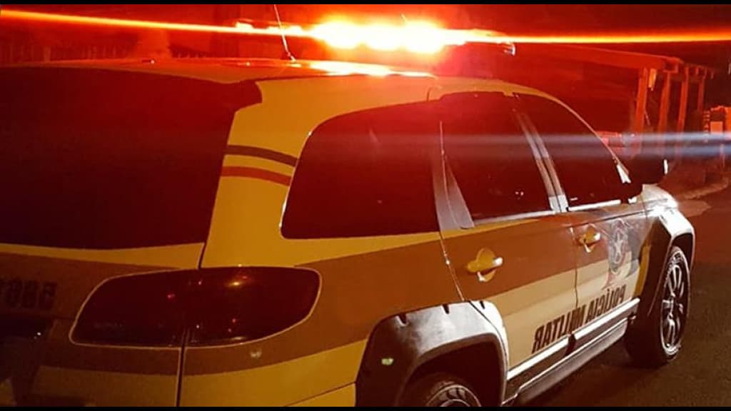 Homem ameaça “beber sangue” da companheira e tenta fugir da polícia