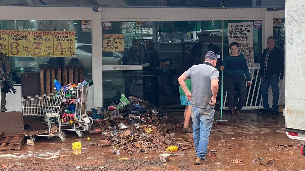 Há 3 dias de reinauguração, supermercado é destruído pelas chuvas