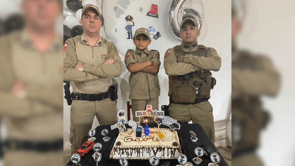 Fã da PM, menino autista de 6 anos ganha surpresa de policiais no dia do aniversário