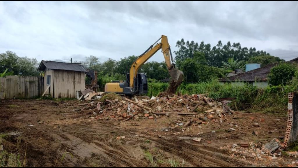 Ação contra a dengue: São João Batista derruba construções abandonadas
