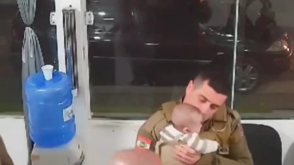 VÍDEO: Policiais salvam a vida de bebê engasgado em rodovia de Santa Catarina