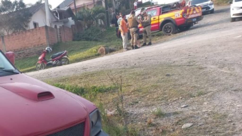 Caminhonete desgovernada atropela idosa e criança em ladeira