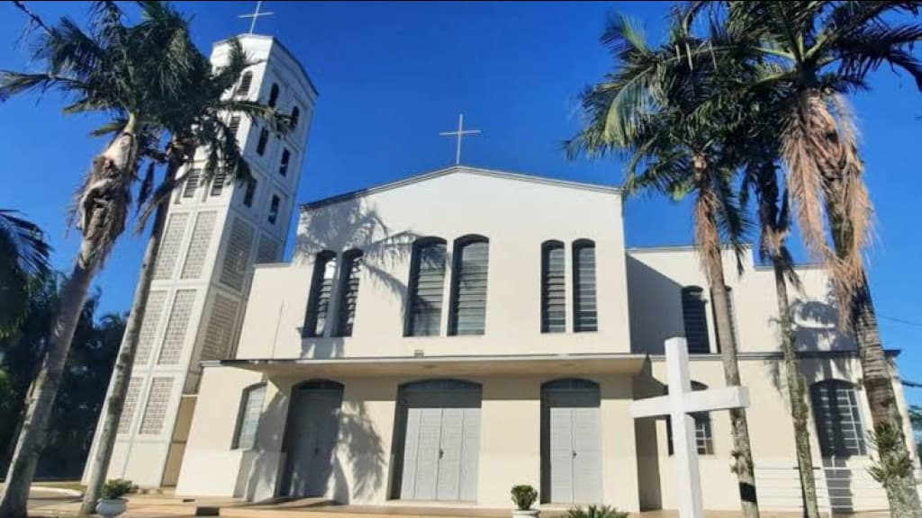 Homem é achado ferido no pátio de igreja