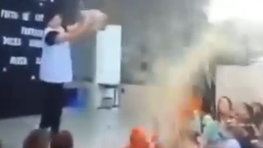 “Como se fossem porcos”: crianças comem pipoca no chão em escola de SC