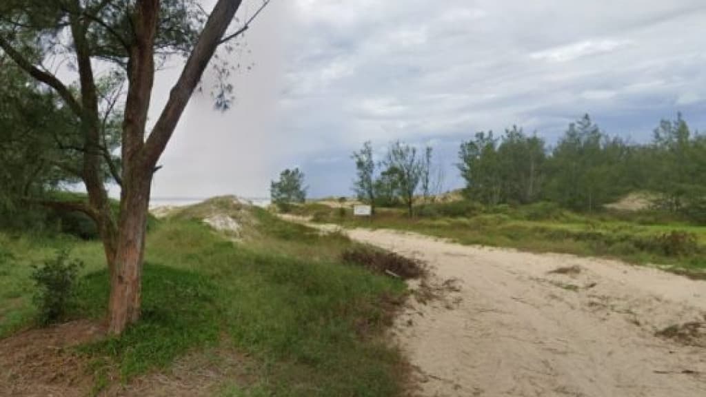 Pedestre encontra crânio enterrado em praia catarinense