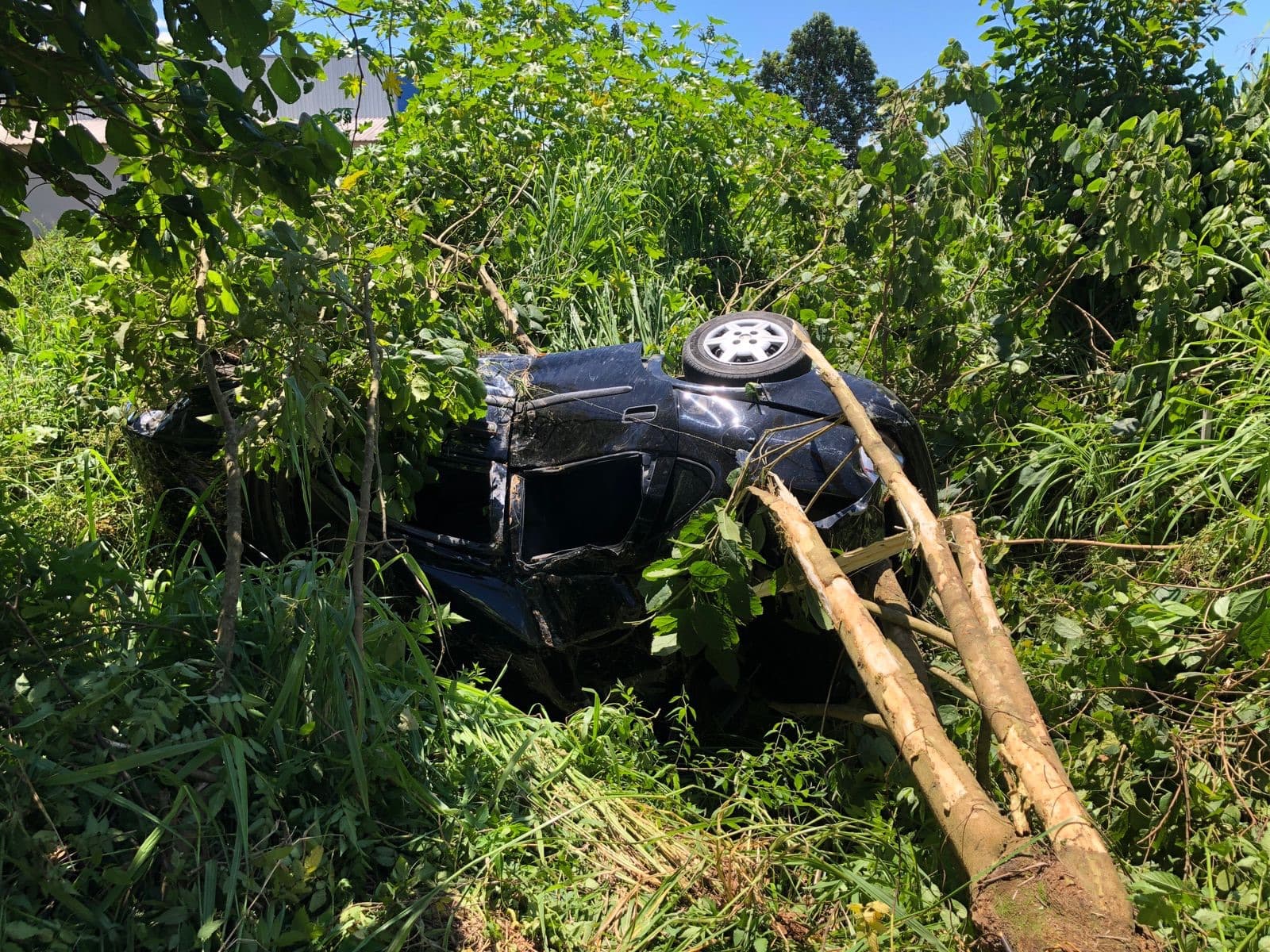 Carro tomba na SC-445 e motorista é retirado pelo para-brisa 