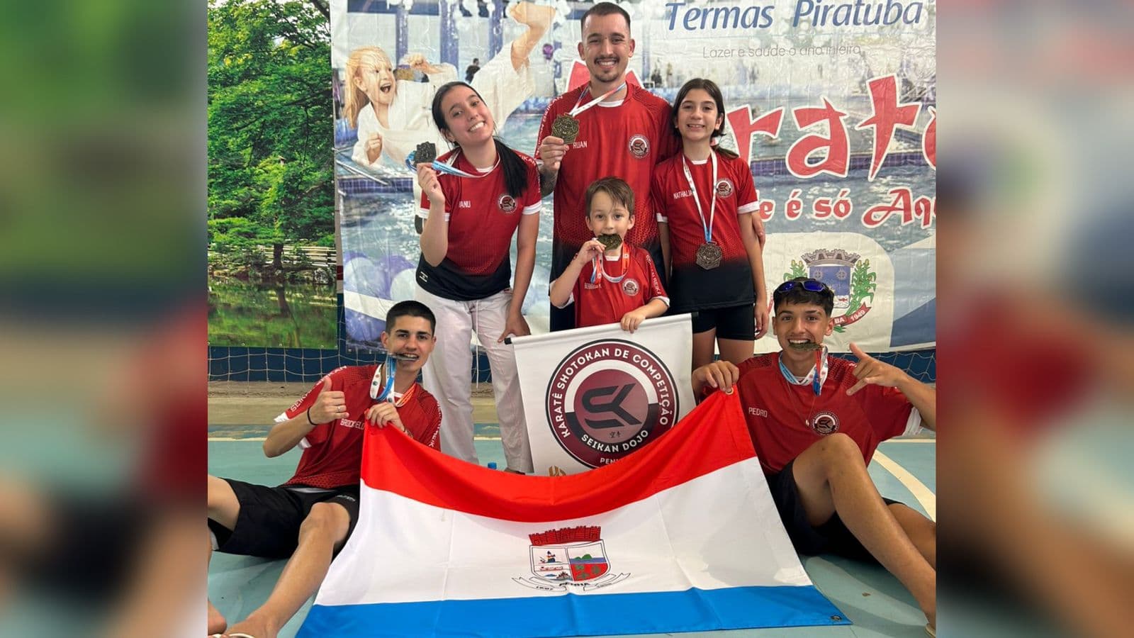 Atletas de Penha se destacam em competição Estadual de Karatê