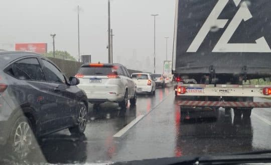 Trânsito travado na BR-101: Motoristas enfrentam longa espera em Balneário Camboriú